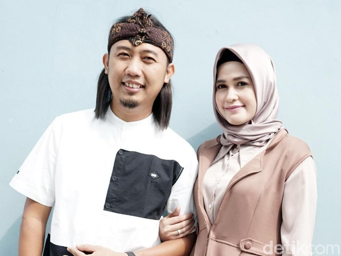 Ade Jigo dan istrinya saat ditemui di kawasan Tendean.