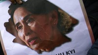Para demonstran juga membawa sejumlah poster bergambar wajah pemimpin de facto Myanmar Aung San Suu Kyi dan bertuliskan Aung San Suu Kyi Shame On You sebagai bentuk kekecewaan mereka terhadap sikap Suu Kyi yang bungkam terkait kasus genosida terhadap etnis Rohingya. Peter Dejong/AP Photo.