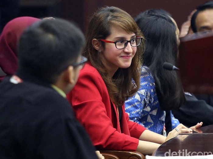 Ekspresi Tsamara Amany Usai Gugatannya Ditolak MK MK menolak gugatan yang diajukan oleh Tsamara Amany dkk terkait batas syarat minimal usia pendaftaran calon kepala daerah. Tsamara cs pun tak bisa maju di Pilkada 2020.