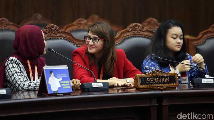 MK menolak gugatan yang diajukan oleh Tsamara Amany dkk terkait batas syarat minimal usia pendaftaran calon kepala daerah. Tsamara cs pun tak bisa maju di Pilkada 2020.