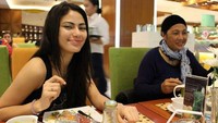 Meski punya jadwal yang sibuk, tapi Gazini memastikan untuk tetap hadir dalam acara makan-makan bersama keluarganya. Foto: Instagram @gazinii