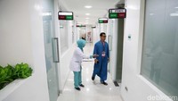 Umbu Rauta masuk ke ruangan untuk menjalani pemeriksaan kesehatan.