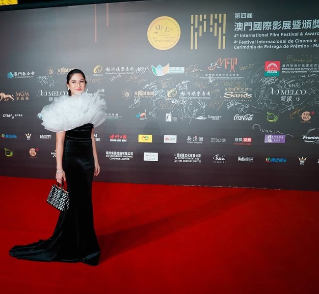 Dian Sastrowardoyo sendiri memang tampil memesona di malam penutupan International Film Festival & Awards di Macau. Dian melenggang di karpet merah dengan memakai gaun rancangan Sebastian Gunawan. Foto: Dok. Instagram @therealdisastr