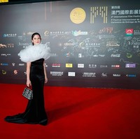 Dian Sastrowardoyo sendiri memang tampil memesona di malam penutupan International Film Festival & Awards di Macau. Dian melenggang di karpet merah dengan memakai gaun rancangan Sebastian Gunawan. Foto: Dok. Instagram @therealdisastr
