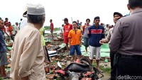 Sedangkan sepeda motor korban yang berada di teras gedung, juga tertimpa bangunan hingga rusak cukup parah. 