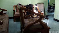 Sebuah kursi di ruang tamu juga hangus terbakar.