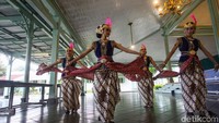 Bebeapa penari terlihat luwes menampilkan tarian tradisional di Pura Mangkunegaran.
