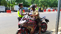 Tujuannya bagaimana kita melakukan penelitian terhadap kendaraan yang dipersyaratkan di Undang-Undang Nomor 22 Tahun 2009 mengenai Lalu Lintas Angkutan Jalan. Setiap pengendara itu harus dapat menunjukkan STNK-nya yang sah. Maka hari ini kita lakukan razia, bagi pengendara yang tidak membawa STNK, maka dia melanggar undang-undang tersebut, kata Kanit PKB dan BBNKB Jakarta Selatan, Khairil Anwar, ditemui di lokasi, Rabu (11/12/2019). Foto: Luthfi Anshori/detikOto