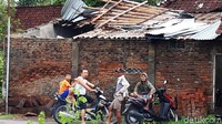 Atap rumah warga juga ikut beterbangan disapu puting beliung.