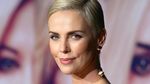 Sexy In Black! Gaya Charlize Theron dengan Mini Dress Dior