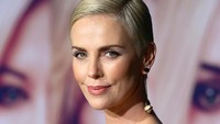 Banyak yang memuji penampilannya yang sesuai dengan gaya rambut pendeknya itu. Matt Winkelmeyer/Getty Images