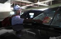 Mobil mewah di pusat perbelanjaan pun tak luput dari sasaran. 