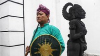 Saat memasuki Istana pengunjung disambut dengan para prajurit bersenjata lengkap dan mengenakan seragam berwarna hijau.