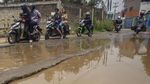 Hati-hati! Jalan di Cibinong Rusak dan Tergenang Air