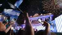 Mereka juga mengibarkan bendera Argentina. AP Photo/Natacha Pisarenko.