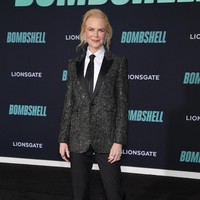 Di saat Charlize Theron bersolek seksi, Nicole Kidman justru tampil sebaliknya. Gaya maskulin dalam balutan setelan menjadi andalan sang pemenang Oscar. (Foto: Matt Winkelmeyer/Getty Images)