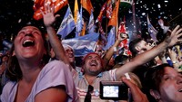 Ekspresi warga Argentina saat menghadiri pelantikan Alberto Fernandez. AP Photo/Natacha Pisarenko.
