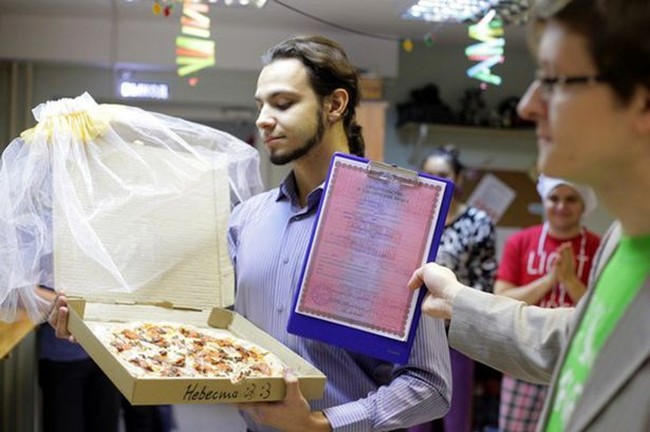 Menikah dengan Pizza Hingga Buah, 5 Pernikahan Aneh dengan Makanan