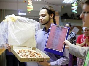 Menikah dengan Pizza Hingga Buah, 5 Pernikahan Aneh dengan Makanan