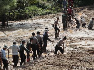 350 Personel Gabungan Singkirkan Danau Lumpur Cilangari Bandung Barat