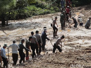 350 Personel Gabungan Singkirkan Danau Lumpur Cilangari Bandung Barat
