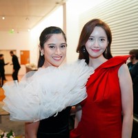 Inilah penampilan memesona Dian Sastrowardoyo dan Yoona personel SNSD saat berpose bersama di sela-sela menghadiri International Film Festival & Awards di Macau, Selasa (10/12/2019). Netizen heboh setelah Dian mengunggah foto ini ke Instagramnya. Uuuhhh 2 idola gw poto bareng 😍😍😍😍 sukak bgt liatnya, cantik semuaaa, tulis pengguna Instagram. Tak sedikit juga netizen yang menyebut Dian lebih cantik dari Yoona. Et busyeeeeet cakepan dian sastro masaaaaa, tulis akun @ninggaanindiarina. Foto: Dok. Instagram @therealdisastr