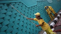 Kegiatan pengecatan tersebut telah dilakukan sejak pagi hari.