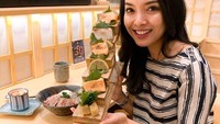 Sushi ternyata jadi salah satu makanan favorit Sisi. Lihat saja pose senangnya saat siap menikmati sushi dan sashimi dengan wadah tangga ini.  Foto: instagram @sisi.asih