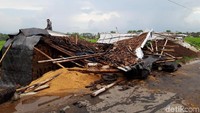 Atap gedung juga hancur dan bangunan rata dengan tanah.
