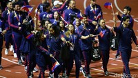 Kontingen Filipina kompak mengenakan pakaian serba biru saat melakukan parade penutupan SEA Games 2019.