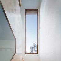 Pemanfaatan seng bekas sejalan dengan konsep rumah ramah lingkungan. Rumah ini juga memaksimalkan pencahayaan alami sehingga hemat energi di siang hari. (Foto: Twitter/@FLjasmy)