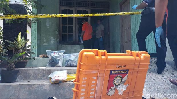 Lakukan Olah TKP, Polisi Duga Kaca Pecah Kena Lemparan Molotov