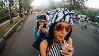 Ada es krim strawberry yang jadi menu ngemil Gazini saat bermain sepeda dengan kerabat dan keluarganya. Foto: Instagram @gazinii