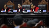Amar putusan mengadili menolak permohonan para pemohon, ujar Ketua Majelis Anwar Usman dalam sidang putusan di MK, Jl Medan Merdeka Barat, Jakarta Pusat, Rabu (11/12/2019).