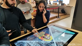 Pengunjung dimanjakan dengan alat yang memandu dan pengalaman bersuka ria dengan smartphone yang ditampilkan di layar. Anda bisa melihat kecanggihan dari masing-masing ponsel yang Anda pilih di layar. Foto: detikINET/Aisyah Kamaliah