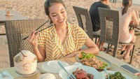 Liburan di Bali tak dilewatkan Sisi untuk makan di pinggir pantai kawasan Jimbaran. Makan aneka seafood di pinggir pantai jadi agenda Sisi.  Foto: instagram @sisi.asih