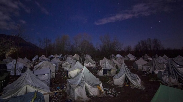 Kondisi kamp sementara yang memprihatinkan membuat ratusan imigran di Bosnia terancam tewas membeku. Mereka pun kemudian dipindahkan ke tempat yang lebih layak.