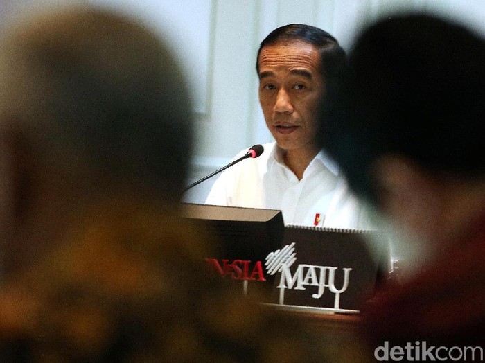 Presiden Joko Widodo menggelar rapat terbatas di Kantor Presiden, Jakarta, Rabu (11/12). Ratas tersebut membahas soal penyaluran dana desa Tahun 2020.