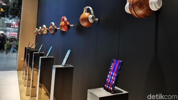 Tak cuma smartphone, ada banyak pilihan produk produksi Oppo yang ditawarkan di toko. Wah keren ya! Foto: detikINET/Aisyah Kamaliah