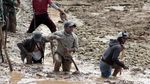 Ratusan TNI-Polri Bersihkan Danau Lumpur di Bandung Barat