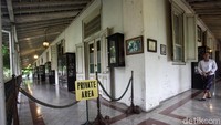 Pura Mangkunegaran dibangun mulai tahun 1757 oleh Mangkunegara 1 dengan mengikuti model keraton. Secara arsitektur kompleks bangunannya memiliki bagian-bagian yang menyerupai keraton, seperti memiliki pamedan, pendapa, pringgitan, dalem, dan keputren. Seluruh kompleks dikelilingi oleh tembok, hanya bagian pamedan yang diberi pagar besi.(Rifkianto Nugroho)