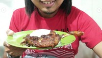 Nama Ade Jigo sedang ramai dibicarakan setelah kabar dirinya yang sudah menikah lagi setelah ditinggal meninggal oleh istri pertamanya. Tak mau berlarut dalam kesedihan, ia pun sering membagikan momen kala makan bersama teman-temanya. Foto: Instagram @adejigo