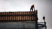 Pekerja melakukan proses pembangunan tol Becakayu seksi 2A di Kalimalang, Bekasi Barat, Selasa (10/12/2019).