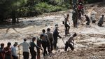 Ratusan TNI-Polri Bersihkan Danau Lumpur di Bandung Barat