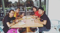 Ini momen Ade Jigo kala sarapan di salah satu hotel yang menjadi tempat penginapannya ketika mengunjungi Karawang. Foto: Instagram @adejigo