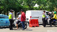 Selain untuk menciptakan budaya tertib administrasi, menurut Khairil razia ini sengaja diselenggarakan supaya tidak terjadi kecemburuan antara pemilik mobil mewah, dengan pemilik kendaraan lainnya. Seperti diketahui, belakangan ini BPRD DKI Jakarta gencar melakukan razia penunggak pajak mobil mewah dengan sistem door to door. Foto: Luthfi Anshori/detikOto