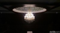 Lampu-lampu, termasuk lampu gantung ini akan mengingatkan traveler dengan situasi di kapal Titanic saat itu. (Wahyu/detikcom)