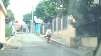 Bikin Haru! Bocah SD Ini Jual Kerupuk Karena Ingin Punya Celana Dalam