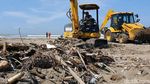 Warga dan TNI Bahu Membahu Bersihkan Sampah di Pantai Loji