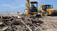 Kegiatan tersebut digelar selain untuk menjaga dan melestarikan lingkungan, juga untuk mengajak masyarakat atas pentingnya melestarikan lingkungan untuk kehidupan generasi mendatang.